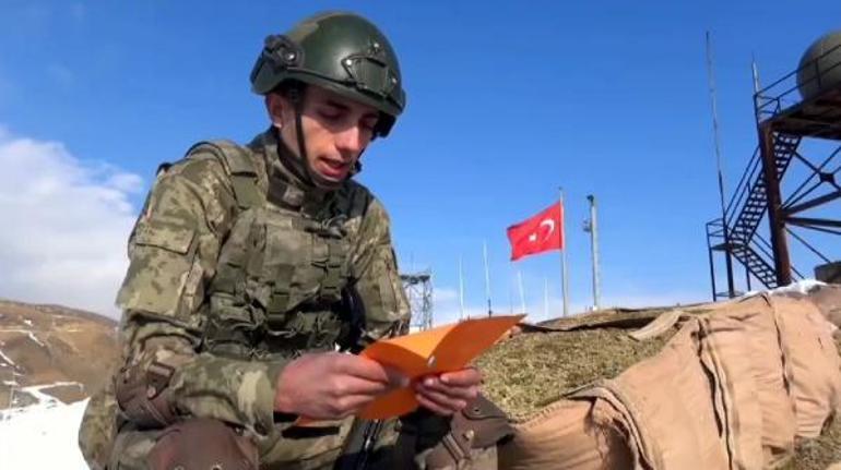 Mehmetçikten ilkokul öğrencilerinin mektuplarına yanıt