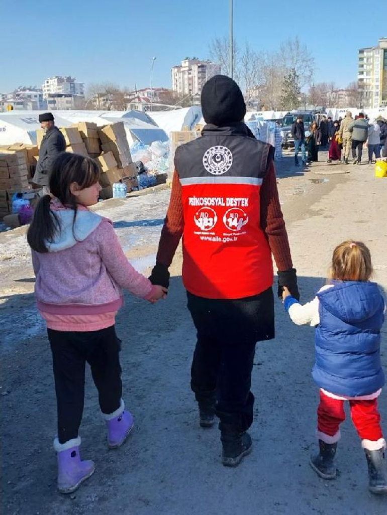 Depremzede 1874 çocuk ailesine teslim edildi