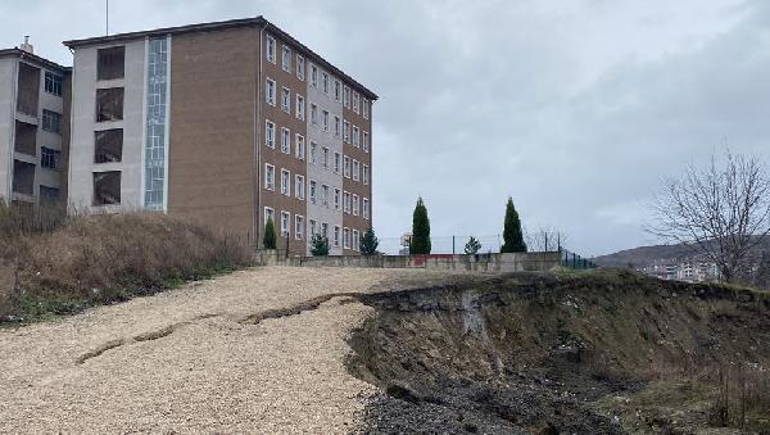 Heyelan nedeniyle 2 okulun yakınındaki yolun bir bölümü çöktü