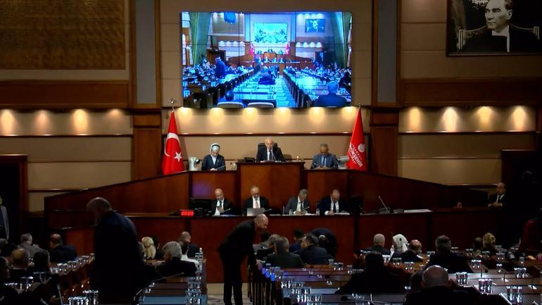 İBB Meclis Toplantısında partisini eleştirdi; AK Partiyi övdü