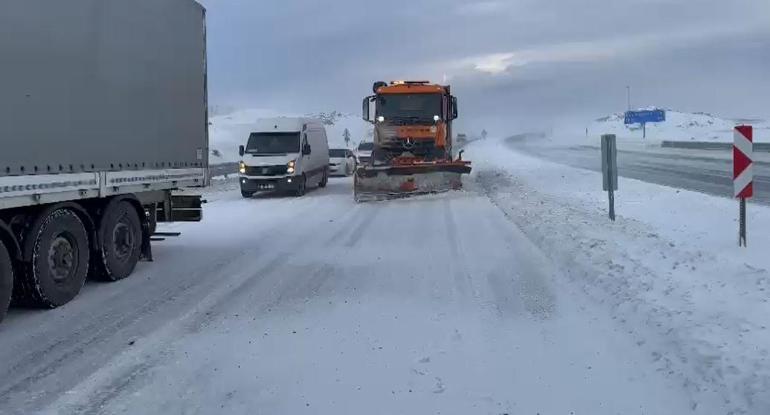 Tendürek Geçidi kardan kapandı, çoğu TIR onlarca araç mahsur kaldı