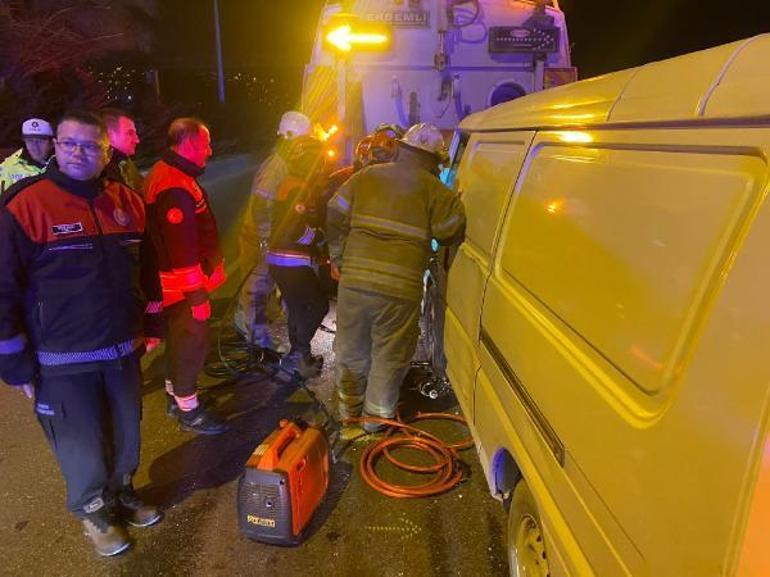 İzmirde, yol temizleme aracına çarpan minibüsün sürücüsü ağır yaralandı