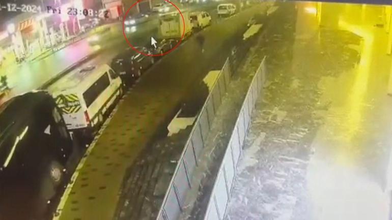Beyoğlunda uyuşturucu satıcısı kaçtı polis kovaladı