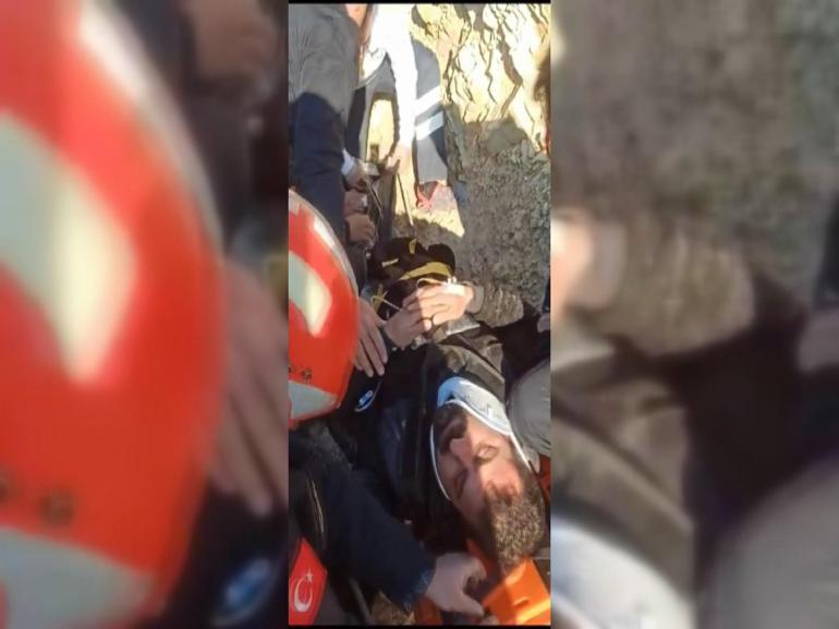 Kayalıklara düşen yamaç paraşütçüsü yaralandı