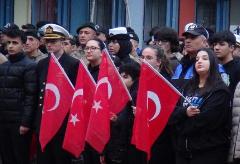 Mersindeki okullarda şehitler için saygı duruşu