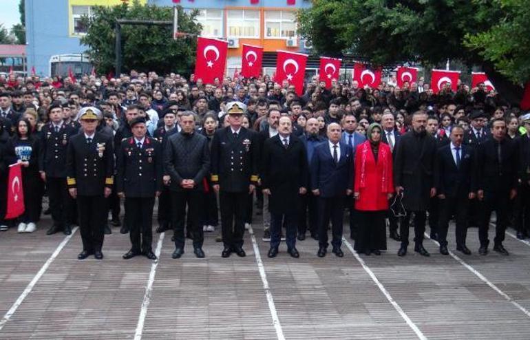 Mersindeki okullarda şehitler için saygı duruşu