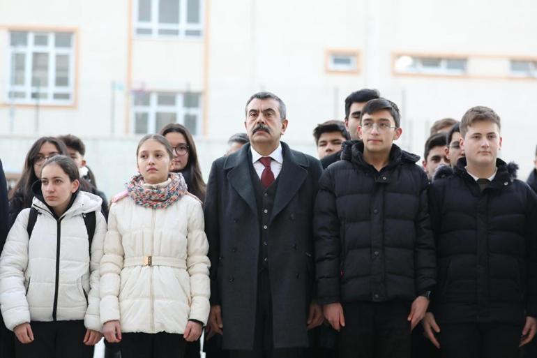 81 ilde okullarda şehitler için saygı duruşu
