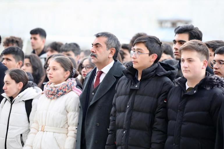 81 ilde okullarda şehitler için saygı duruşu