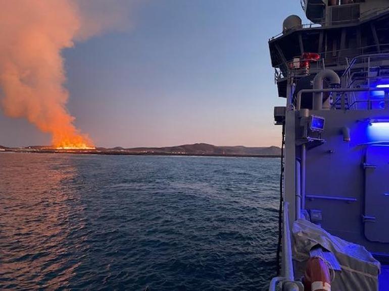 İzlanda’da yanardağda patlama: Lavlar kentteki evlere ulaştı