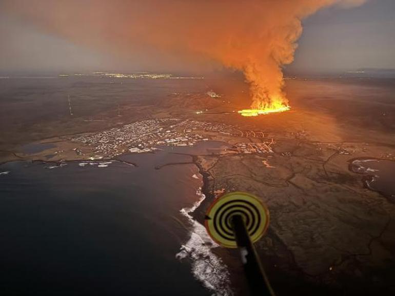 İzlanda’da yanardağda patlama: Lavlar kentteki evlere ulaştı