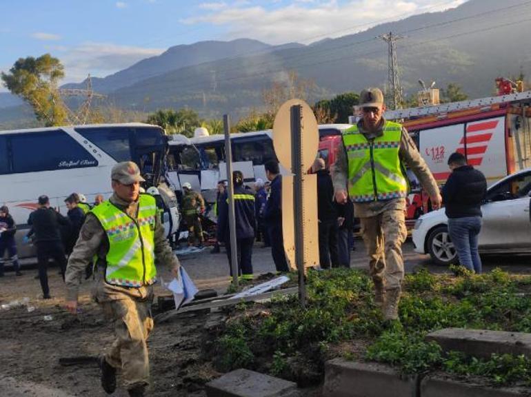 Hatayda işçi servisi otobüsler çarpıştı: 1i ağır 18 yaralı