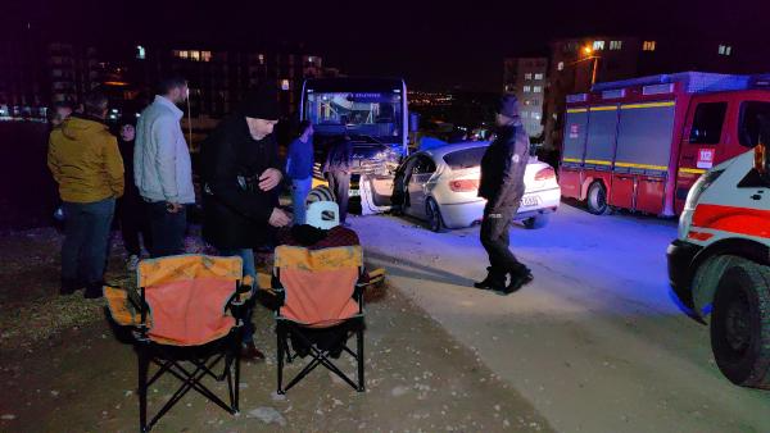 Bursa’da özel halk otobüsü ile otomobil kafa kafaya çarpıştı; 9 yaralı