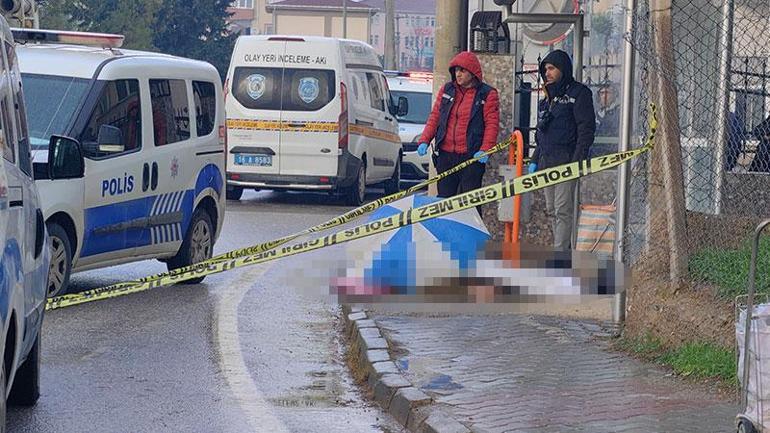 Pazara giderken öldü; cenazenin ıslanmaması için üzerine şemsiye koydular