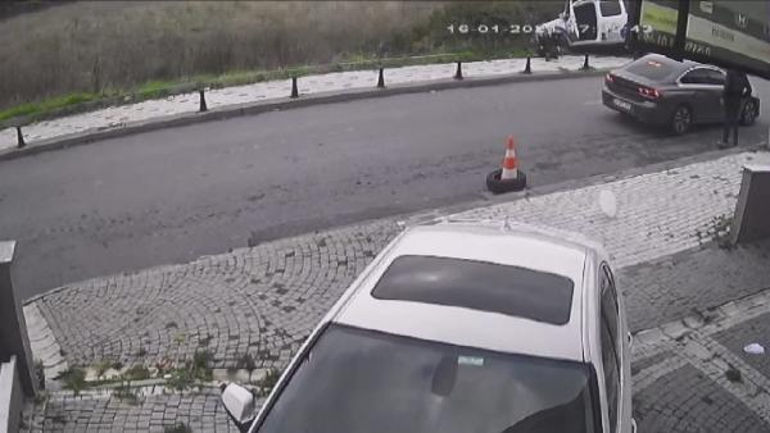Büyükçekmecede kaçan şüpheliyi kovalayan polis ekibi kaza yaptı