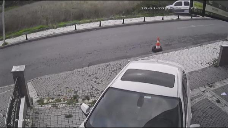 Büyükçekmecede kaçan şüpheliyi kovalayan polis ekibi kaza yaptı