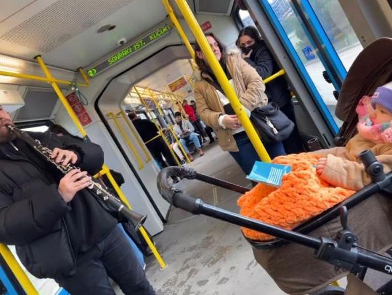 Metroda ağlayan bebeği, klarnetle ninni çalıp uyuttular