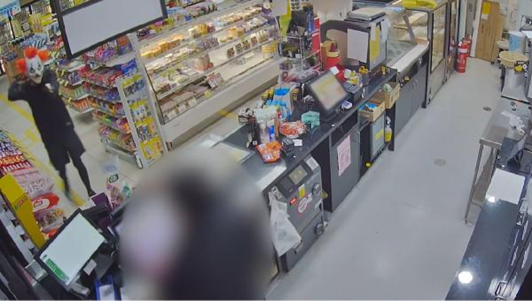 Avustralya’da polis palyaço maskeli hırsızı arıyor