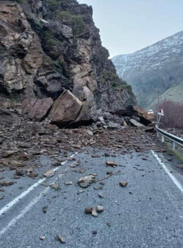 Hakkari-Çukurca kara yolunda heyelan