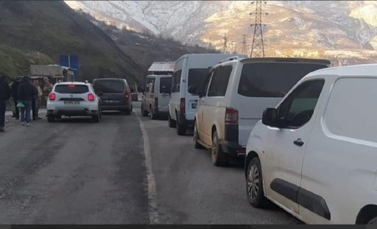 Hakkari-Çukurca kara yolunda heyelan