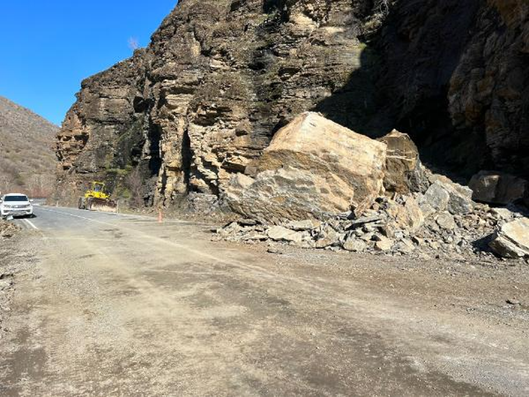 Hakkari-Çukurca kara yolunda heyelan