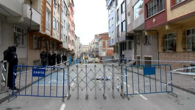 Gaziosmanpaşada toprak kayması sonucu yıkılma tehlikesi olan binalar vinçle desteklendi