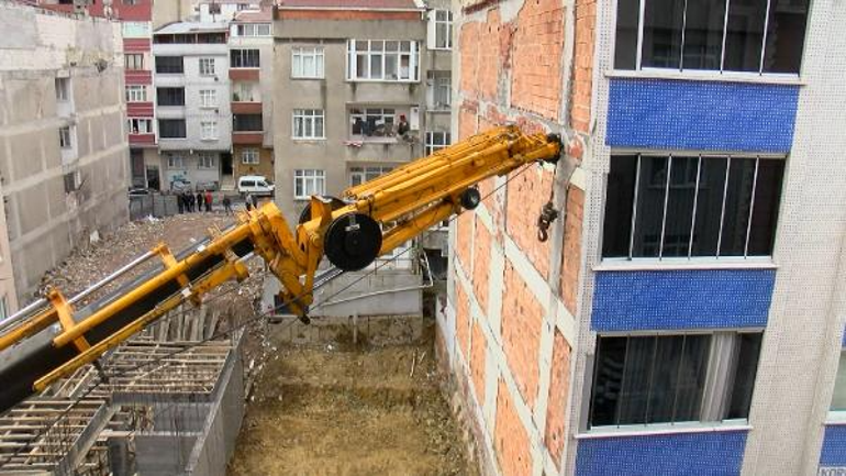 Gaziosmanpaşada toprak kayması sonucu yıkılma tehlikesi olan binalar vinçle desteklendi