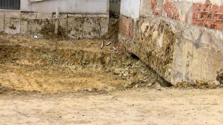 Gaziosmanpaşada toprak kayması sonucu yıkılma tehlikesi olan binalar vinçle desteklendi