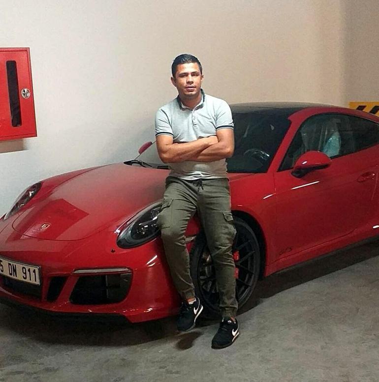 Reklam tabelası asarken vincin zinciri koptu: 2 işçi öldü