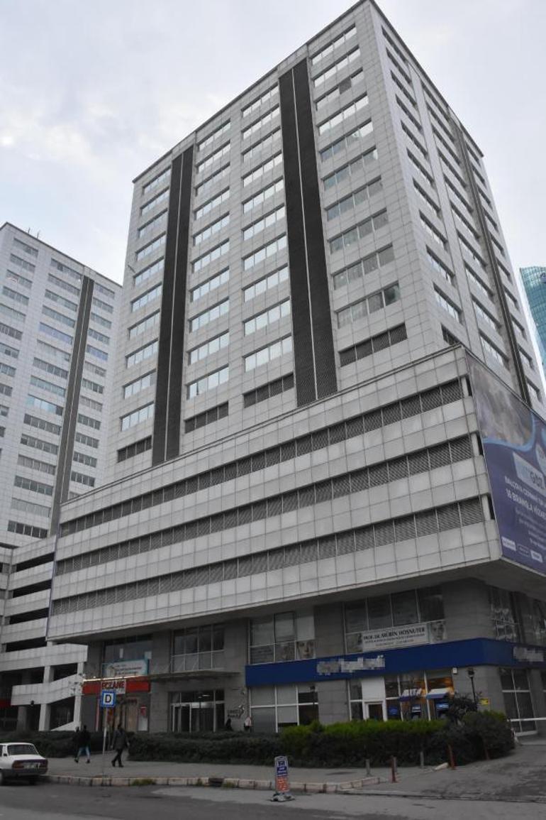 Reklam tabelası asarken vincin zinciri koptu: 2 işçi öldü