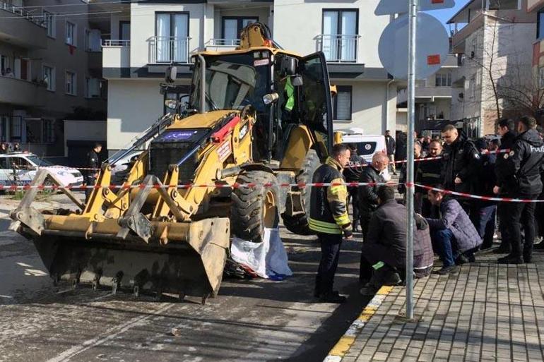 İş makinesinin altında kalan bebeğinin tabutu başında taziyeleri kabul etti