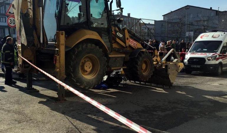 İş makinesinin altında kalan bebeğinin tabutu başında taziyeleri kabul etti