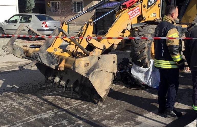 İş makinesinin altında kalan bebeğinin tabutu başında taziyeleri kabul etti