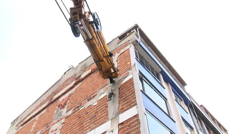 Gaziosmanpaşa Belediye Başkanı Usta: 2 binanın dengede kalmasını sağlamaya çalışıyor arkadaşlar