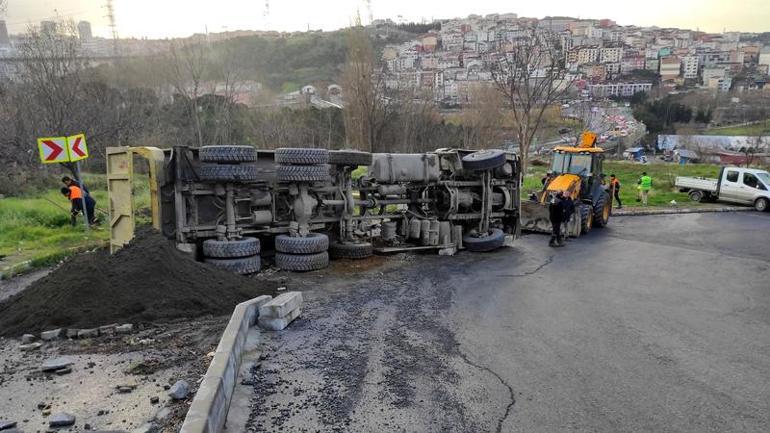 Eyüpsultanda hafriyat kamyonu devrildi