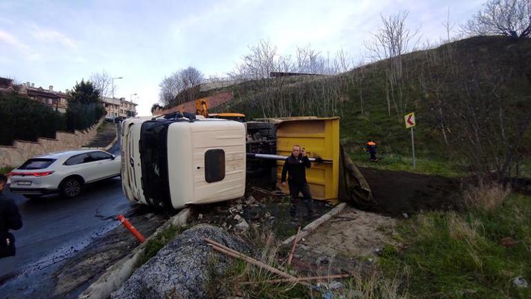 Eyüpsultanda hafriyat kamyonu devrildi