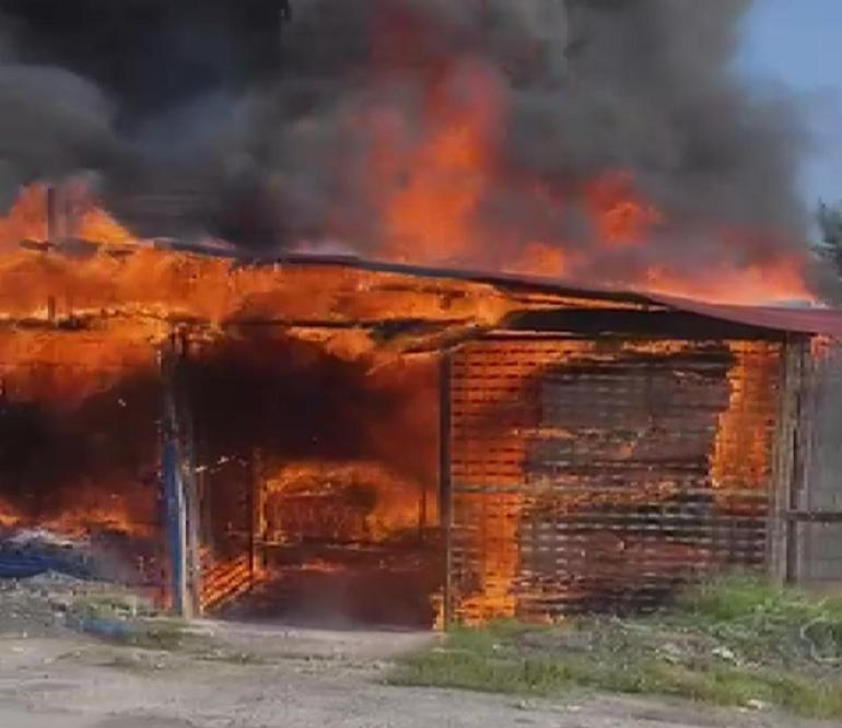 Arnavutköyde askı üretimi yapılan iş yerinde yangın