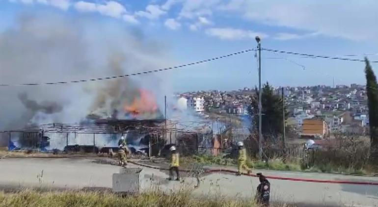 Arnavutköyde askı üretimi yapılan iş yerinde yangın