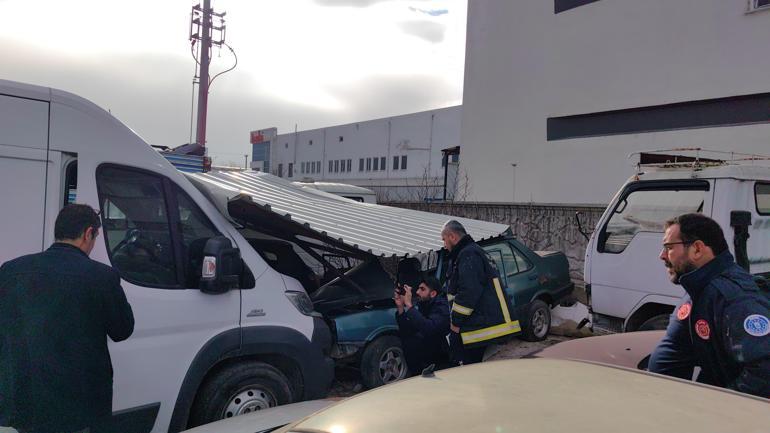 Lodos saç çatıyı yediemin otoparkına uçurdu; 3 araç zarar gördü