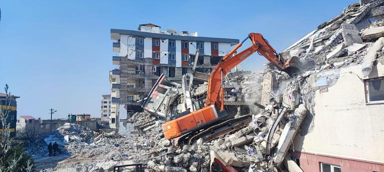 Depremde 44 kişinin öldüğü Said Bey Sitesi davasında şantiye şefine tahliye