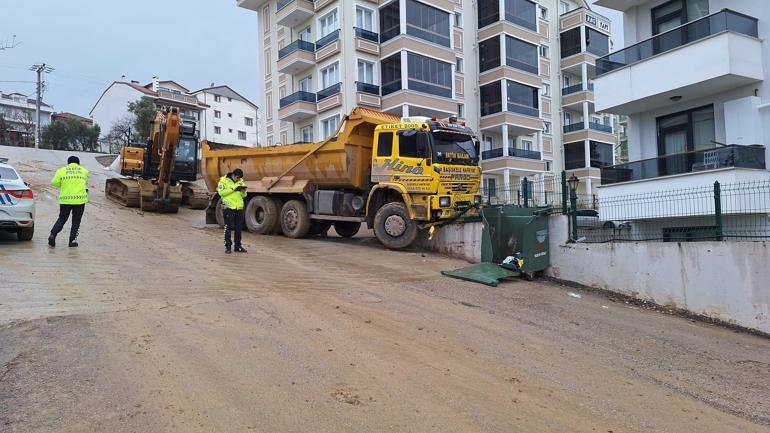 Hafriyat kamyonu, istinat duvarında asılı kaldı