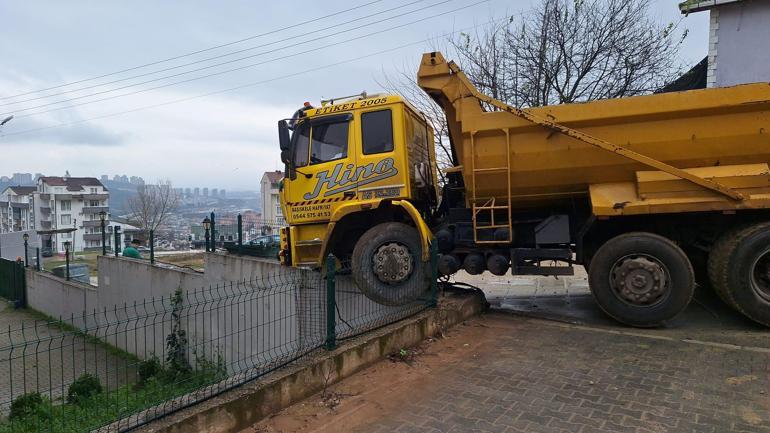 Hafriyat kamyonu, istinat duvarında asılı kaldı