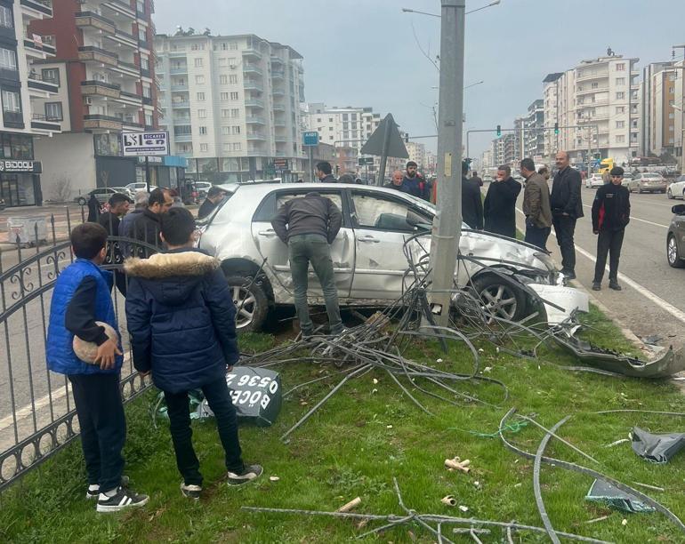 Refüje çıkan otomobilin sürücüsü yaralandı