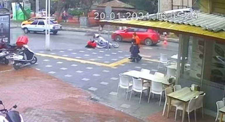 Motosikletin yayaya çarptığı kaza anı kamerada: 2 yaralı