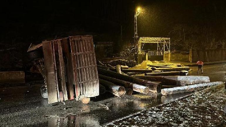 Tokat’ta buzlanma nedeniyle tomruk yüklü TIR devrildi, yol ulaşıma kapatıldı