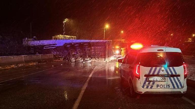 Tokat’ta buzlanma nedeniyle tomruk yüklü TIR devrildi, yol ulaşıma kapatıldı