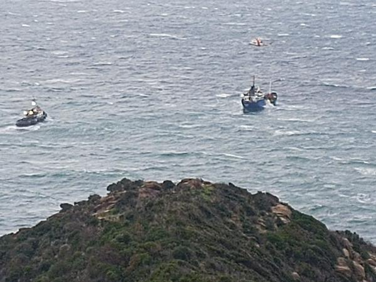 Motor arızası nedeniyle sürüklenen geminin mürettebatı helikopterle kurtarıldı