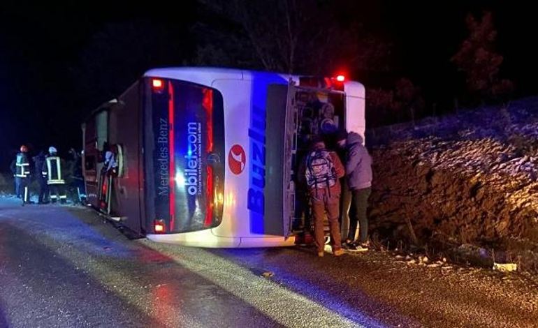 Kütahyada yolcu otobüsü devrildi: 18 yaralı