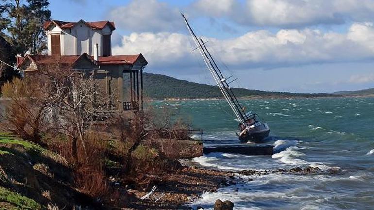 Ayvalıkta fırtına; yelkenli tekne karaya oturdu