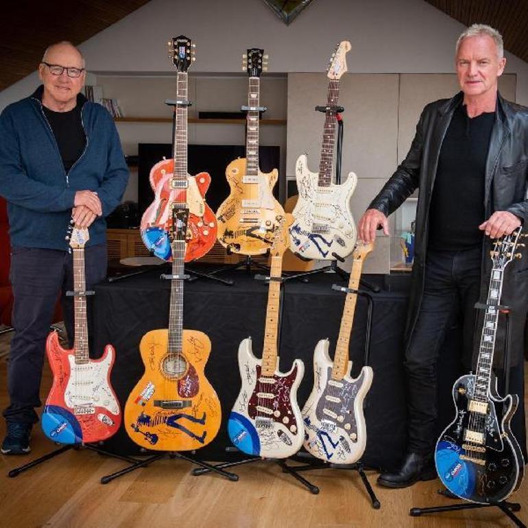 Dire Straits’den Mark Knopflerın gitar koleksiyonu açık artırmada satılıyor