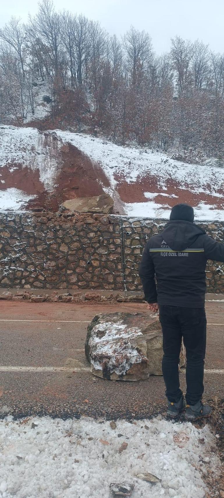 Tokat’ta heyelan; düşen kayalar, ulaşımı aksattı